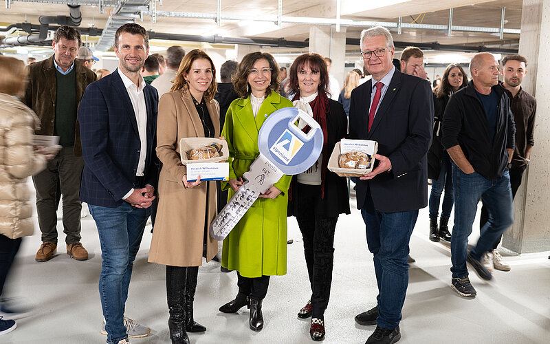 Gruppenfoto zum Festakt - Freuten sich über einen gelungenen Festakt - v.l.n.r.: Jürgen Putz, Bürgermeisterin Carmen Jeitler-Cincelli, Isabella Stickler, Theresa Reiter und LAbg. Christoph Kainz, in Vertretung von LH Johanna Mikl-Leitner.