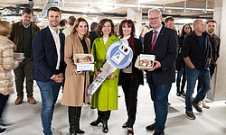 Gruppenfoto zum Festakt - Freuten sich über einen gelungenen Festakt - v.l.n.r.: Jürgen Putz, Bürgermeisterin Carmen Jeitler-Cincelli, Isabella Stickler, Theresa Reiter und LAbg. Christoph Kainz, in Vertretung von LH Johanna Mikl-Leitner.